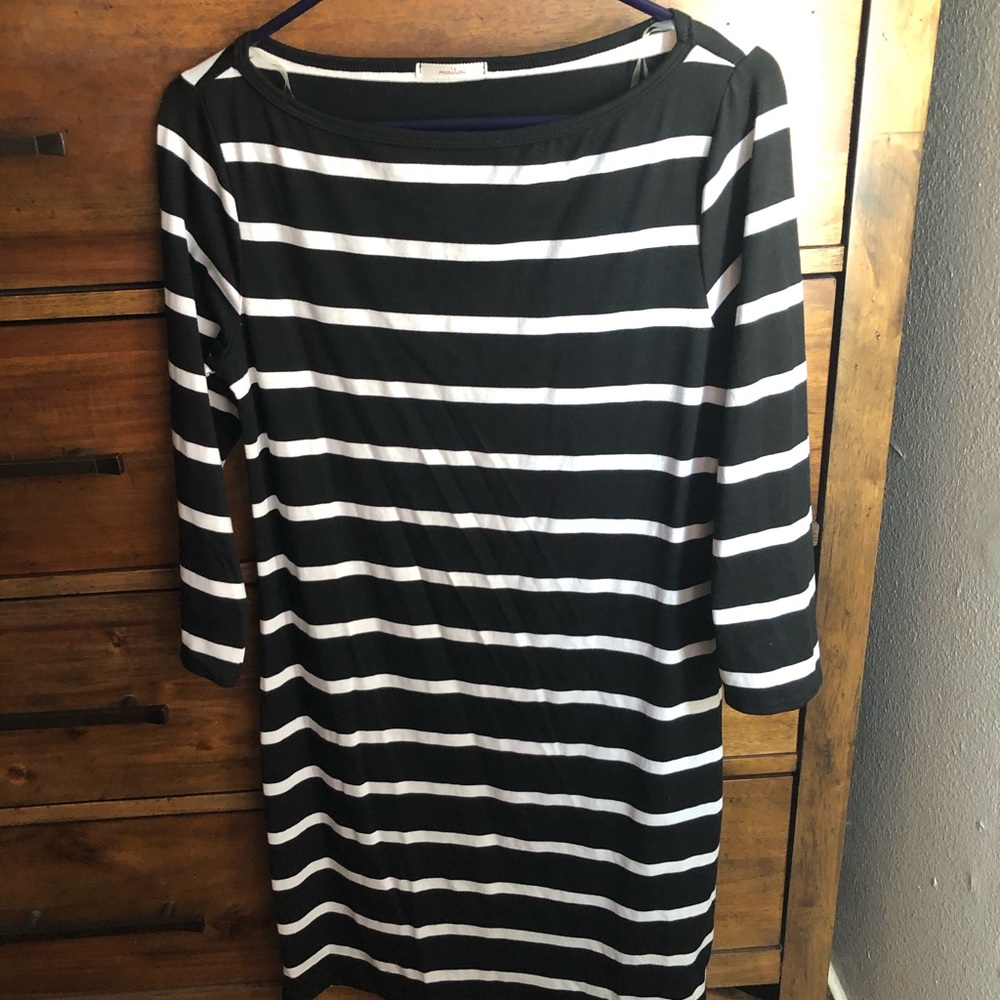 Black and white striped 3/4 sleeve dress